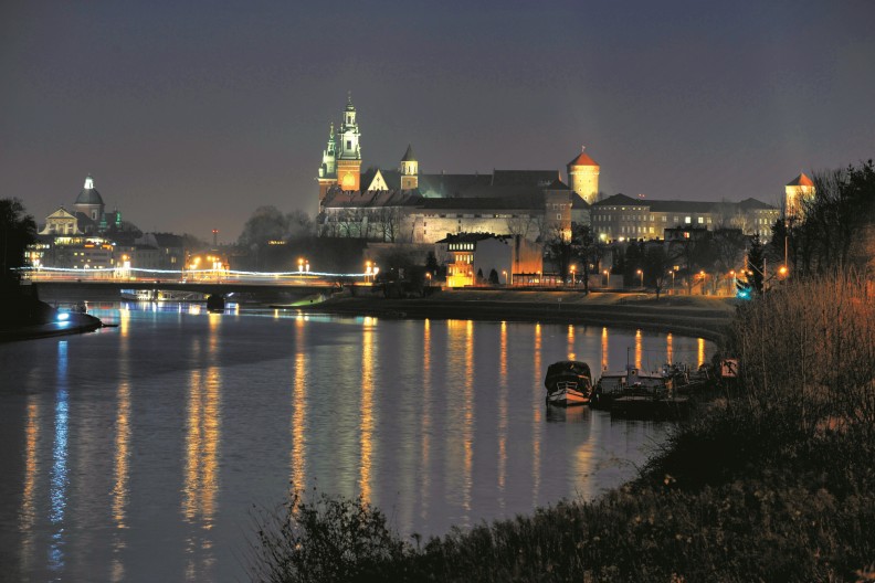 Wawel nocą od strony Dębnik. fot. Adam Bujak z albumu 