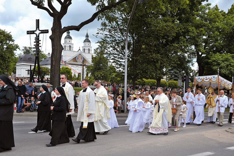 Procesja eucharystyczna w uroczystość Najświętszego Ciała i Krwi Pańskiej w podlaskiej Sokółce, gdzie w naczyniu z upuszczonym przez kapłana komunikantem pojawiła się Cząstka Ciała Pańskiego. Fot. Adam Bujak z albumu „Eucharystia”, wyd. Biały Kruk