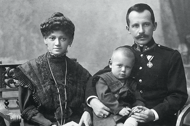 Państwo Wojtyłowie ze starszym synem Edmundem na zdjęciu z 1908 r., fot. Archiwum Białego Kruka z książki 