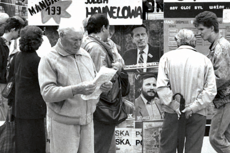 Wybory kontraktowe z 1989 r. w Krakowie na Rynku Głównym. fot. Andrzej Stawiarski/IPN