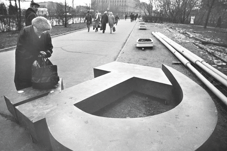 Demontaż radzieckich symboli - w tym wszechobecnych sierpów i młotów. Moskwa, 1990 r. Fot. Sputnik/Vyasheslav Runov z książki 