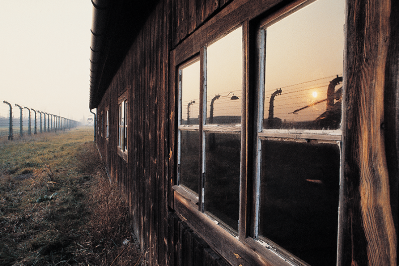 Auschwitz-Birkenau, fot. Adama Bujaka z książki 