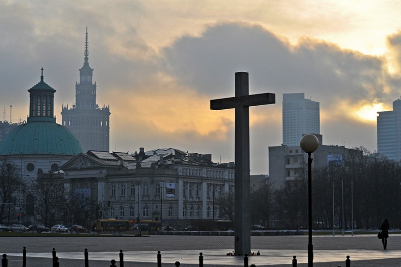 W 30. rocznicę Mszy św. odprawionej przez Jana Pawła II na placu Zwycięstwa w Warszawie 2 czerwca 1979 r. stanął na placu, noszącym dziś imię Józefa Piłsudskiego, krzyż podobny do tego, który wówczas górował nad papieskim ołtarzem. Fot. Adama Bujaka z książki 