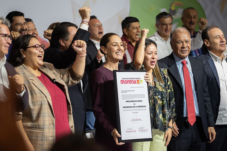 Claudia Sheinbaum - pierwsza kobieta, która została prezydentem Meksyku. Na tym zdjęciu, 19 listopada 2023 r., Sheinbaum odebrała zaświadczenie potwierdzające jej nominację na prezydenta z ramienia Sigamos Haciendo Historia, fot. Wikipedia.