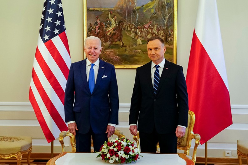 26 marca 2022 r. Prezydent Biden spotkał się w Warszawie z Prezydentem Polski Andrzejem Dudą, aby wesprzeć Ukrainę. Prezydent USA podziękował Polakom za otwarcie swoich domów i serc na potrzebujących bliźnich. Fot. Wikipedia.