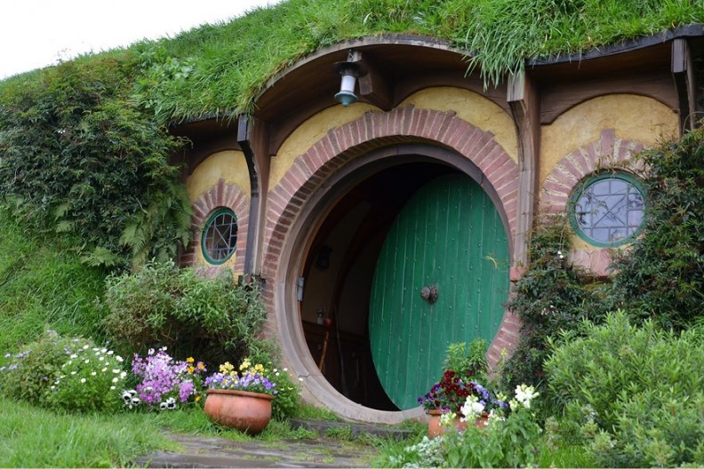 Bag End, siedziba hobbita Bilbo Bagginsa, a później Frodo Bagginsa, zbudowana na potrzeby serii filmów Petera Jacksona „Władca Pierścieni”; na planie zdjęciowym niedaleko Matamata w Nowej Zelandii. Fot. Wikipedia