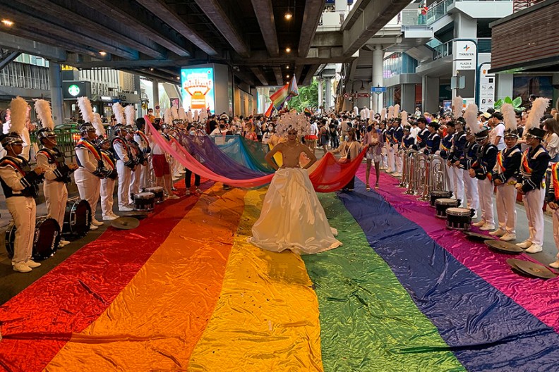 Parada Bangkok Pride 2022 na ulicy Si Lom. Fot. Wikipedia 