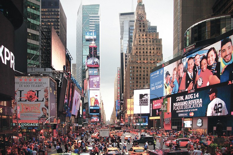 Times Square na Manhattanie w Nowym Jorku uchodzący za największy plac na świecie. Kolosalna ilość reklam i świecących neonów nieodmiennie przypomina o nieustannej promocji konsumpcyjnego stylu życia. Fot. Pxhere