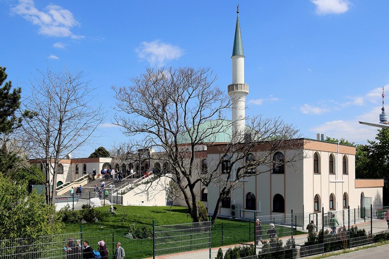 Centrum Islamskie w Wiedniu, znajdujące się w dzielnicy 21. Floridsdorf, przy ul. Am Bruckhaufen 3, nad Dunajem. Fot. Wikipedia