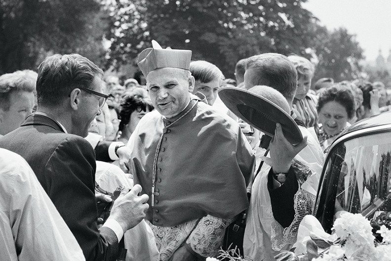 Kardynalski ingres do katedry wawelskiej 47-letniego krakowskiego arcybiskupa metropolity Karola Wojtyły odbył się 9 lipca 1967 r., bezpośrednio po powrocie z Rzymu. Tu witany owacyjnie przez wiernych na wawelskim wzgórzu przed uroczystością. fot. z książki 