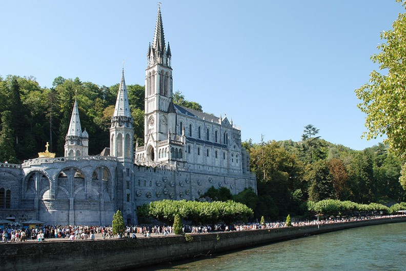 Matka Boża z Lourdes – tytuł Marii, matki Jezusa, wprowadzony przez Kościół katolicki na pamiątkę objawień maryjnych w Lourdes, oficjalnie uznanych przez Kościół katolicki za autentyczne. Fot. Wikipedia