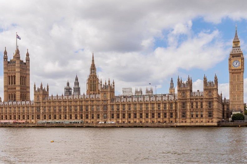 Pałac Westminsterski (ang. Palace of Westminster) – zabytkowy, neogotycki pałac w Londynie, w Wielkiej Brytanii; siedziba brytyjskiej Izby Gmin, Izby Lordów oraz urzędów z nimi związanych; zabytek I klasy od 1970 roku, w 1987 roku wpisany na listę światowego dziedzictwa UNESCO. Fot. Wikipedia