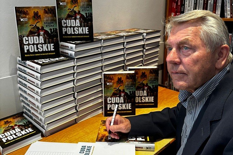 Czesław Ryszka podpisuje swoją najnowszą książkę 