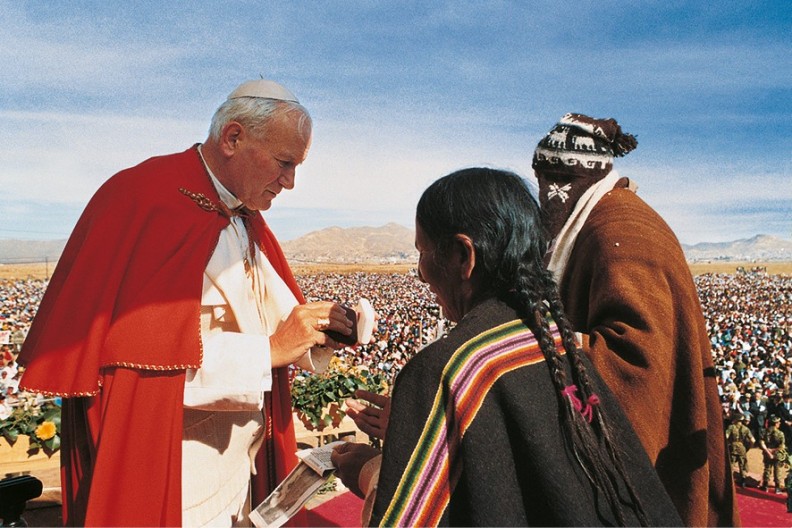 Podróż do Ameryki Łacińskiej. Liturgia Słowa na stadionie z udziałem Indian. Fot. Archiwum Białego Kruka z książki 