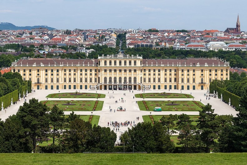 Pałac Schönbrunn (niem. Schloss Schönbrunn) to imponujący kompleks pałacowo-parkowy położony w 13. dzielnicy Wiednia, Hietzingu. Według legend, nazwa parku i pałacu pochodzi od cesarza Macieja Habsburga, który podczas polowania w 1619 roku odkrył tutaj źródło artezyjskie i nazwał je 