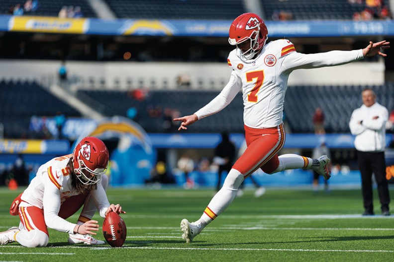 Harrison Butker podczas rozgrzewki przed meczem z Los Angeles Chargers na SoFi Stadium. Butker jest trzykrotnym mistrzem NFL i tym samym należy do elitarnego grona najlepszych zawodników w historii tego sportu. Fot. Getty Image/Ryan Kang