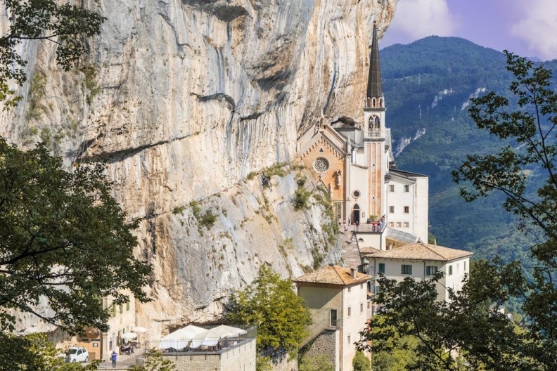 Sanktuarium Madonna della Corona – kościół w Spiazzi, Caprino Veronese na masywie Monte Baldo, wysoko ponad doliną Adygi. Wznosi się na wysokości 774 metrów n.p.m. i jest jednym z najwyżej położonych miejsc pielgrzymkowych we Włoszech. W 1982 roku Jan Paweł II podniósł sanktuarium do godności bazyliki mniejszej. Fot. Pexels (José Barbosa)