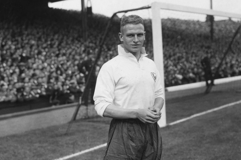 Bert Sproston (22 czerwca 1914 – 27 stycznia 2000) był angielskim obrońcą, który grał w reprezentacji Anglii oraz w klubach Leeds United, Manchester City, Millwall i Tottenham Hotspur. Był zaangażowany w pomoc Rolfowi Friedlandowi, młodemu Żydowi, który próbował uciec z nazistowskich Niemiec po meczu Niemcy kontra Anglia w Berlinie w 1938 roku. Sproston skomentował wtedy sytuację polityczną, mówiąc Stanleyowi Matthewsowi, że Adolf Hitler jest „złym małym gnojkiem”. Zmarł 27 stycznia 2000 roku. Fot. x.com (Football Memories)