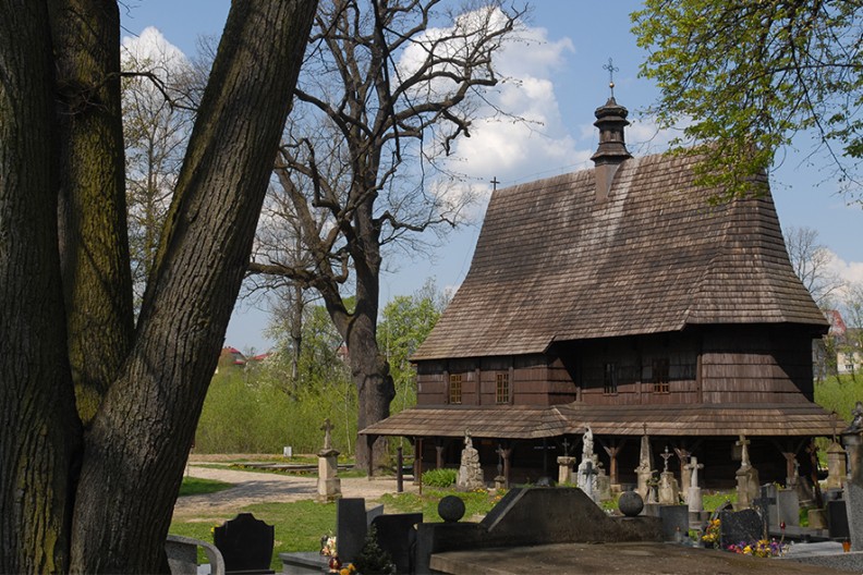 Drewniany kościół św. Leonarda w Lipnicy Murowanej. Został wzniesiony w końcu XV w. Jest jedną z najstarszych i najcenniejszych świątyń drewnianych w Małopolsce. Fot. Adama Bujaka z albumu 