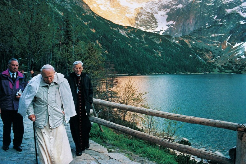 Spacer nad Morskim Okiem w towarzystwie kard. Franciszka Macharskiego. Fot. archiwum Białego Kruka z książki 