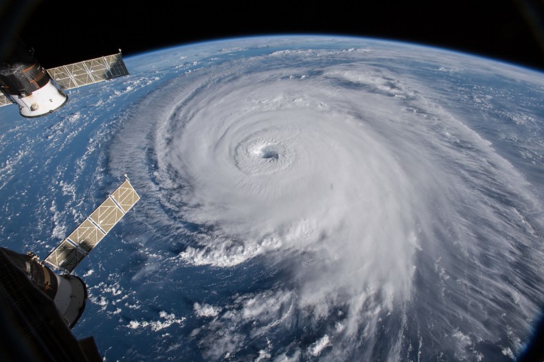 Huragan Florence w 2018 r., widziany z Międzynarodowej Stacji Kosmicznej. fot. NASA Goddard Space Flight Center from Greenbelt, MD, USA - Dramatic Views of Hurricane Florence from the International Space Station From 9/12, CC BY 2.0, https://commons.wikimedia.org/w/index.php?curid=72682414