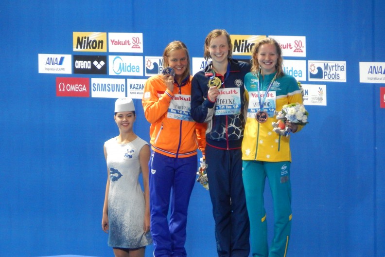 Kathleen Ledecky po zwycięstwie na 400 m stylem dowolnym w Kazaniu. fot. Oleg Bkhambri (Voltmetro) - Own work, CC BY-SA 4.0, https://commons.wikimedia.org/w/index.php?curid=42035340