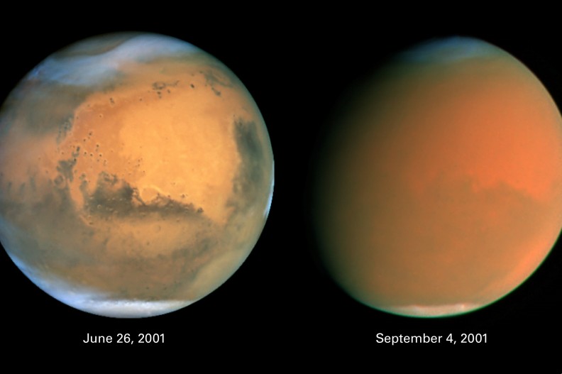 Mars w czerwcu 2001 roku (po lewej) i podczas burzy piaskowej we wrześniu 2001 (po prawej), zdjęcia Kosmicznego Teleskopu Hubble’a. fot. Wikimedia, domena publiczna.