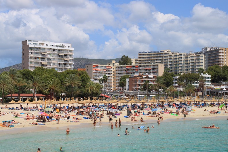 Turyści na plaży w Magaluf na Majorce. fot. Liilia Moroz - praca własna, CC BY-SA 4.0, https://commons.wikimedia.org/w/index.php?curid=67738656