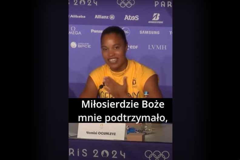 Yemisi Ogunleye podczas konferencji prasowej. fot. zrzut ekranu z filmu na portalu youtube.