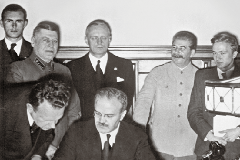 Podpisanie paktu Ribbentrop-Mołotow na Kremlu, 23 sierpnia 1939 r. Przy biurku Mołotow, pod ścianą m.in. Ribbentrop i Stalin. fot. z książki 