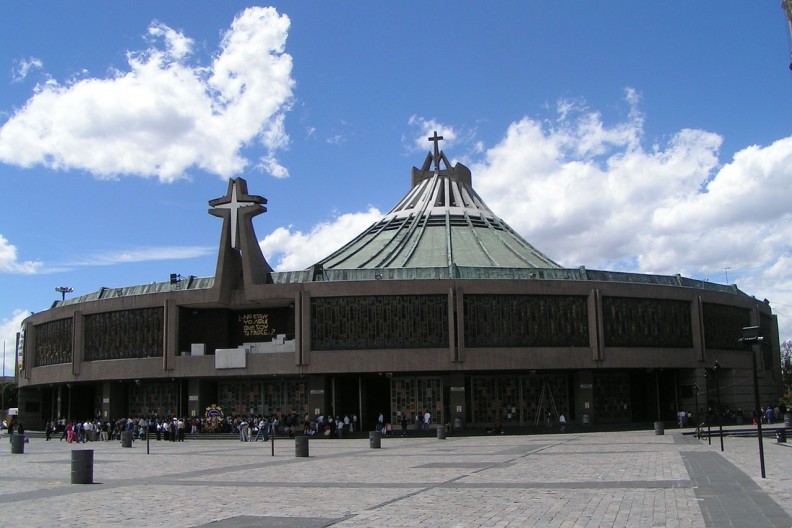 Bazylika Matki Bożej z Guadalupe (hiszp. Basílica de Nuestra Señora de Guadalupe) to rzymskokatolicki kościół, bazylika mniejsza i narodowe sanktuarium Meksyku, położone w północnej części Miasta Meksyk. Świątynia znajduje się w pobliżu wzgórza Tepeyac, gdzie według przekazów Matka Boża z Guadalupe objawiła się św. Juanowi Diego Cuauhtlatoatzinowi. To miejsce, znane również jako La Villa de Guadalupe lub po prostu La Villa, obejmuje kilka kościołów i budynków związanych z kultem Matki Bożej z Guadalupe. Fot. Wikipedia