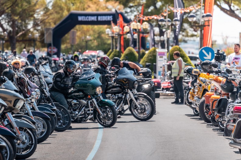 Harley-Davidson to amerykański producent motocykli z Milwaukee, Wisconsin, znany przede wszystkim z produkcji ciężkich motocykli. Firma oferuje również akcesoria motocyklowe, odzież oraz drobne sprzęty, takie jak noże. Ponadto Harley-Davidson prowadzi klub Harley Owners Group, zrzeszający właścicieli motocykli tej marki. Fot. Facebook/Harley-Davidson