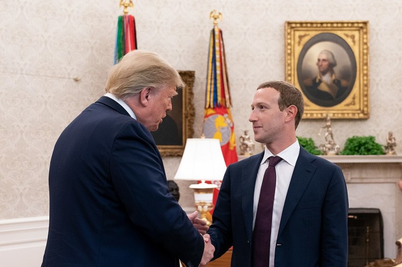 Mark Zuckerberg z ówczesnym prezydentem Donaldem Trumpem w Białym Domu we wrześniu 2019 r. Fot. Wikimedia Commons