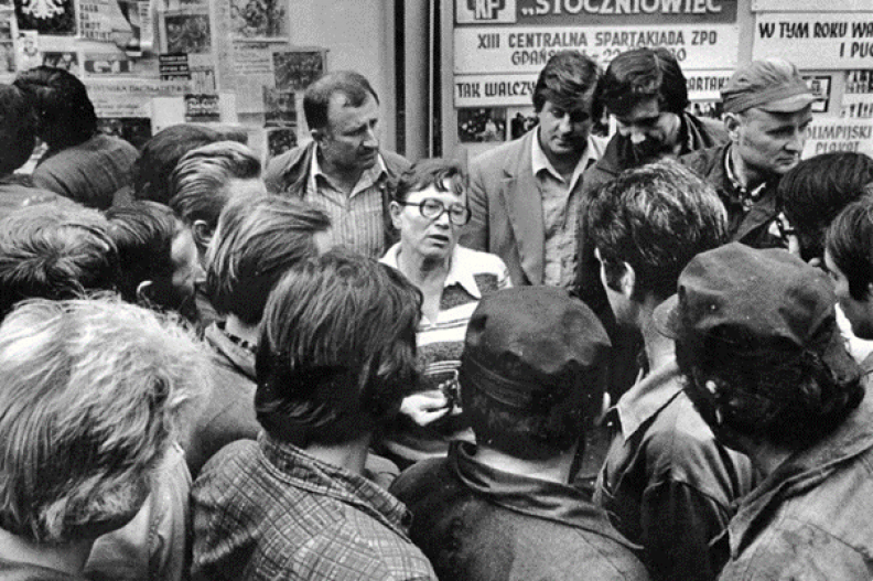 Strajk w Stoczni im. Lenina w Gdańsku, rozpoczęty 14 sierpnia 1980 r. Góra: Anna Walentynowicz, działaczka WZZ niesłusznie zwolniona z pracy w Stoczni, w otoczeniu kolegów. fot. PAP z książki 