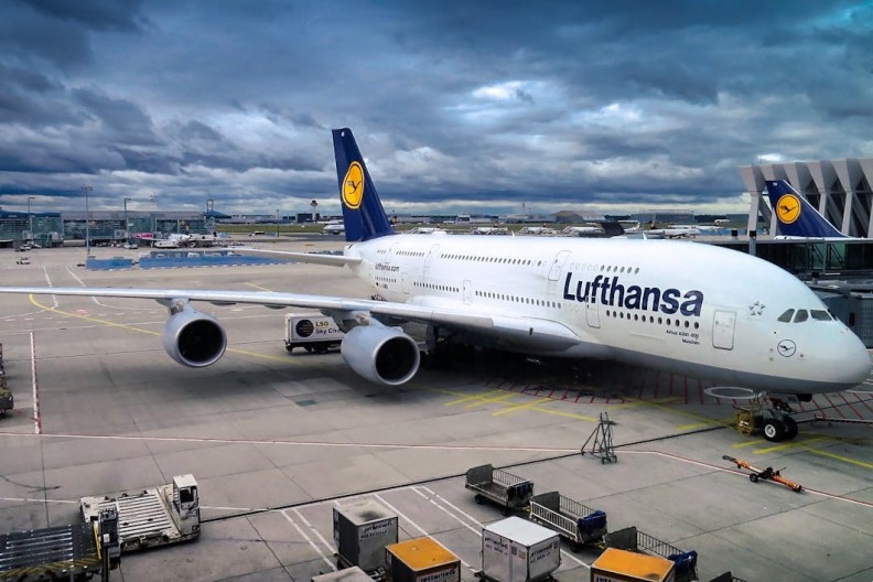 Lufthansa (Deutsche Lufthansa AG) – niemiecki narodowy przewoźnik lotniczy, z siedzibą w Kolonii. Główna baza Lufthansy znajduje się we Frankfurcie nad Menem przy międzynarodowym porcie lotniczym pełniącym jednocześnie funkcję głównego węzła komunikacyjnego Lufthansy, zaś drugim jest międzynarodowy port lotniczy w Monachium. Fot. Pexels (Pixabay)