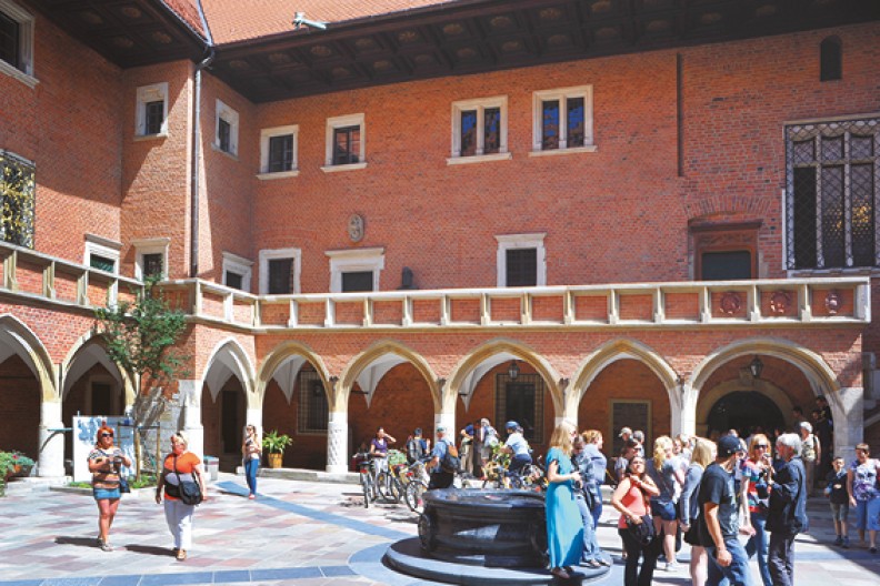 Dziedziniec Collegium Maius UJ ze słynną studnią; najstarszy budynek Uniwersytetu Jagiellońskiego po dziś dzień zachwyca gotycką architekturą. Fot. Adam Bujak