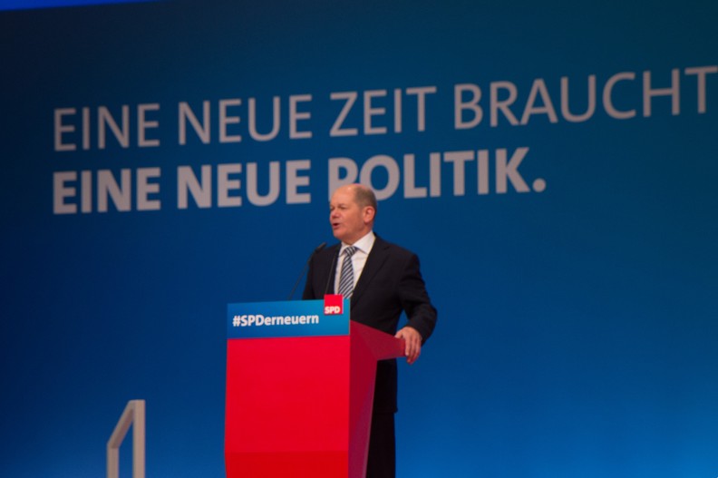 Olaf Scholz przemawia na konferencji partii SPD w 2018 r. fot. Olaf Kosinsky - Eigenes Werk, CC BY-SA 3.0 de, https://commons.wikimedia.org/w/index.php?curid=69608487