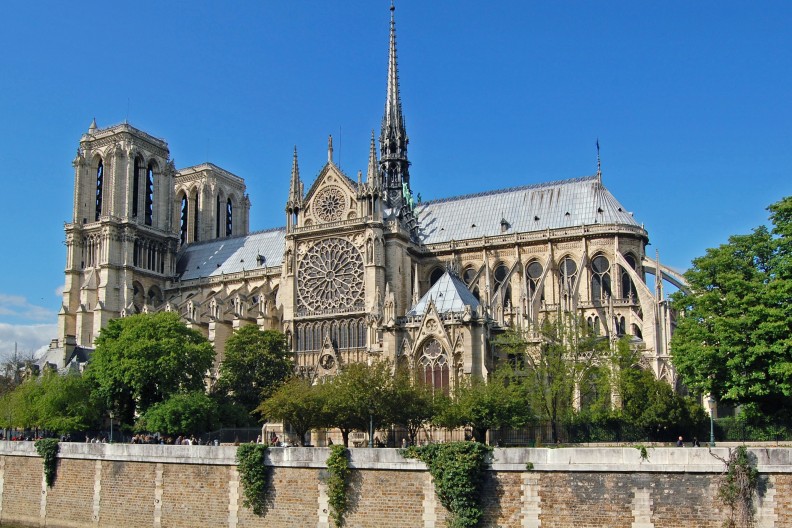 Katedra Notre-Dame w Paryżu, widok z 2009 r. fot. Zuffe — Travail personnel, CC BY-SA 3.0, https://commons.wikimedia.org/w/index.php?curid=78061649