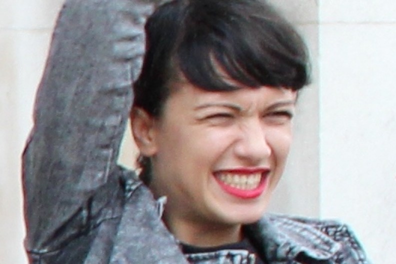 Marguerite Stern w 2013 r. fot. Cyrille161 — File:Femen_à_la_sortie_du_tribunal_de_Paris_13_septembre_2013.JPG, CC BY 3.0, https://commons.wikimedia.org/w/index.php?curid=136126116