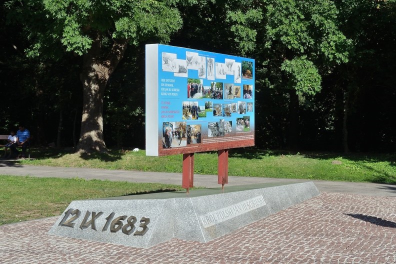 Monument pod planowany pomnik Jana III Sobieskiego w Wiedniu na wzgórzu Kahlenberg wraz z tablicą, na której przedstawiona jest wizualizacja planowanego pomnika (widok w 2016 r.). fot. Herzi Pinki, praca własna, CC BY-SA 4.0, Wikipedia