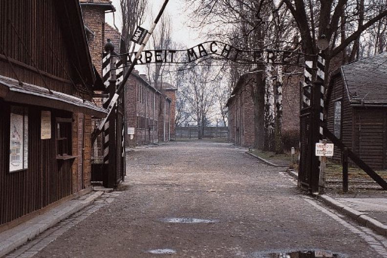 Auschwitz I. Brama obozowa z cynicznym napisem „Praca czyni wolnym” prowadziła do pierwszej, najstarszej części obozu, nazywanej obozem macierzystym. fot. Adam Bujak z albumu 