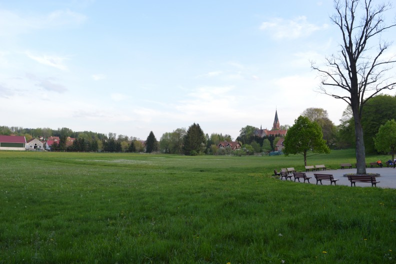 Sanktuarium w Gietrzwałdzie widziane z miejsca, w którym znajduje się pobłogosławione przez Maryję cudowne źródełko. Panorama warmińskiej wsi ma zostać zniszczona przez planowaną budowę wielkiego centrum Lidla. fot. AD