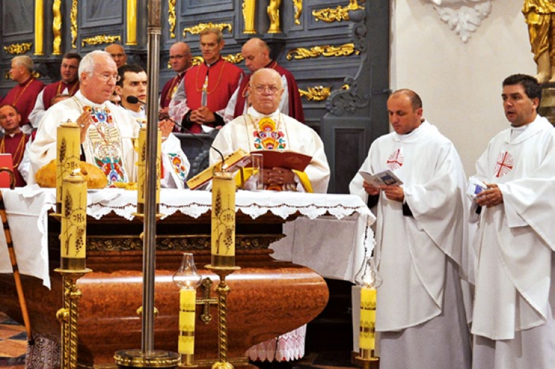 Drugi z lewej przy ołtarzu bp Józef Zawitkowski podczas Mszy św. na zakończenie rewaloryzacji łowickiej katedry w 2011 r.; głównym celebransem był biskup łowicki Andrzej Dziuba. Fot. Adam Bujak