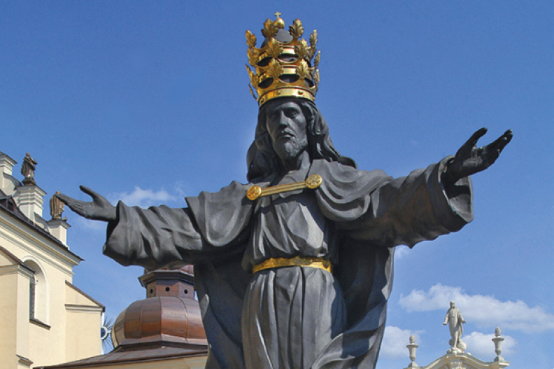 Pomnik chrystusa Króla na wałach klasztoru na Jasnej Górze. Dar kard. Henryka Gulbinowicza i archidiecezji wrocławskiej z okazji jubileuszu roku 2000. Zdjęcie Adama Bujaka z albumu „Jasna Góra”.