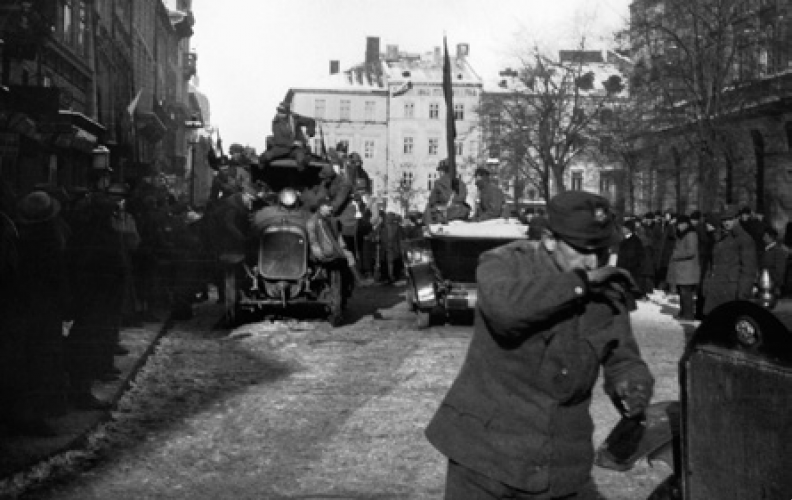 Żołnierze i mieszkańcy Lwowa na Rynku, listopad 1918 roku. Fot. z książki 