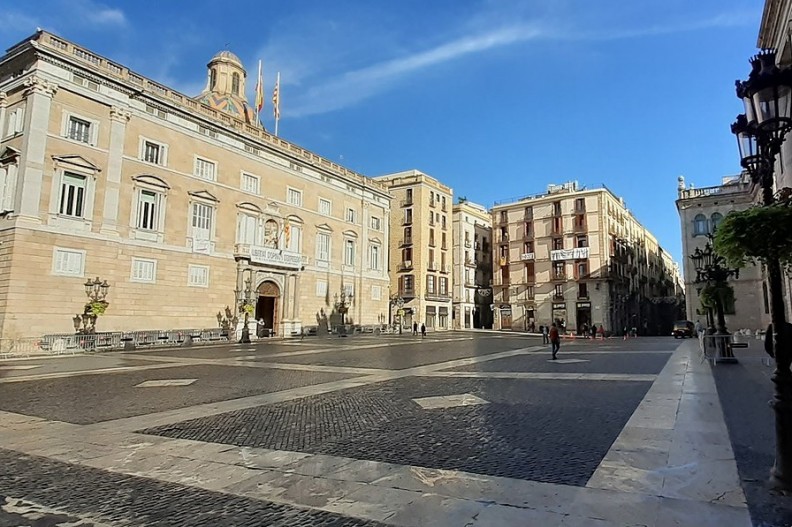 Plac Sant Jaume w Barcelonie, Hiszpania. To tutaj ma stanąć symbolizująca wszystko i nic gwiazda, która zastąpi szopkę bożonarodzeniową. Fot. Herodotptlomeu, CC BY-SA 4.0, via Wikipedia Commons