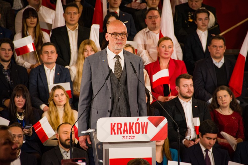 Prof. Andrzej Nowak przemawia podczas ogłoszenia kandydatury dr. Karola Nawrockiego. Fot. Władysław Bogucki.