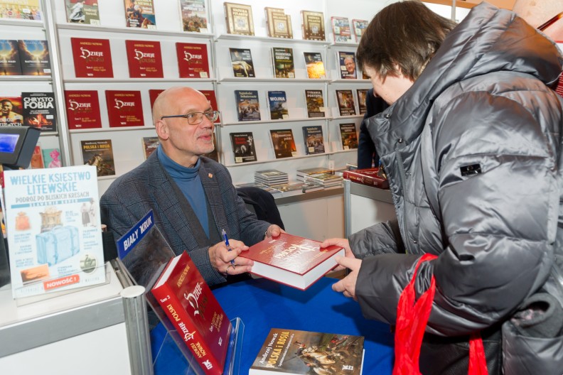 Prof. Andrzej Nowak podpisuje swoje książki na Targach Książki Historycznej w 2023 r. fot. Michał Klag/Biały Kruk