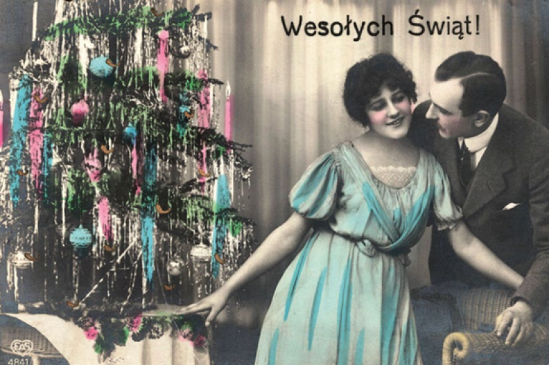 Elegancka para przy choince przystrojonej, zgodnie z modą lat 1930., w tzw. anielskie włosy – na pocztówce z 1936 r. Wysyłanie podobnych kart popularne było jeszcze do niedawna, zanim nadeszła era internetu. Fot. Polona