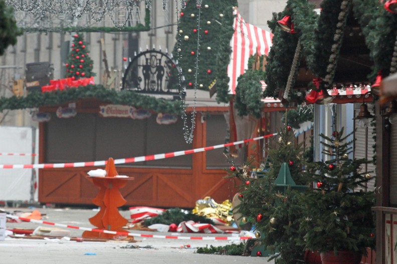 W krajach Zachodu zdarzają się różne akty islamskiego terroryzmu. Na zdjęciu jarmark bożonarodzeniowy na Breitscheidplatz w Berlinie (Niemcy) następnego ranka po ataku w grudniu 2016 r. Fot. Andreas Trojak, CC BY 2.0, via Wikimedia Commons.